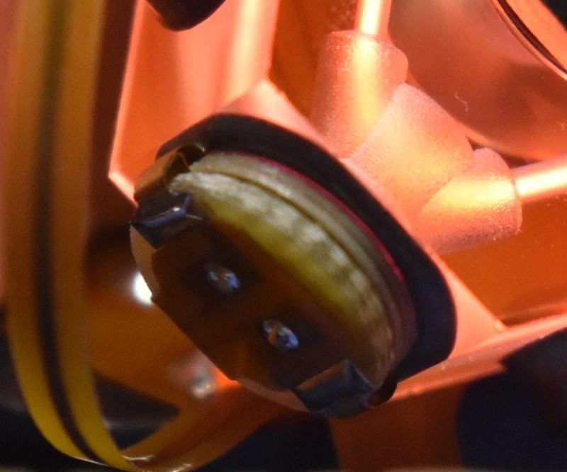 hg1700ag59gg1308_laser_block_glowing_pzt_closeup1.jpg