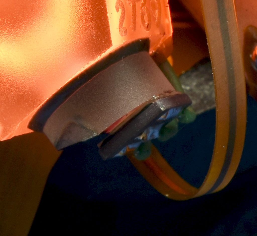 hg1700ag13gg1308_laser_block_glowing_detector_closeup1.jpg