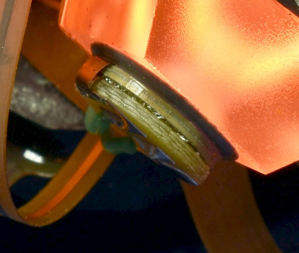 hg1700ag13gg1308_laser_block_glowing_pzt_closeup1.jpg