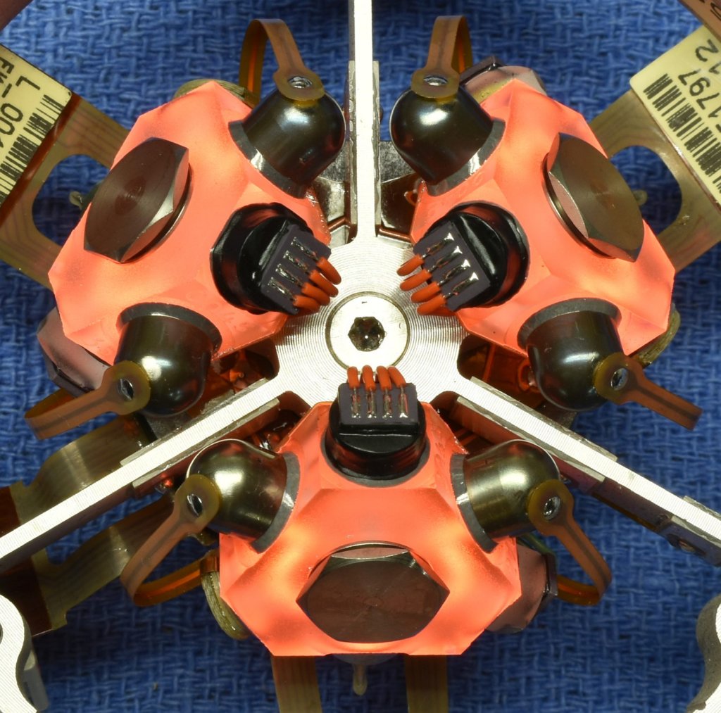hg1700ag13gg1308_ring_laser_gyro_assembly_glowing10.jpg