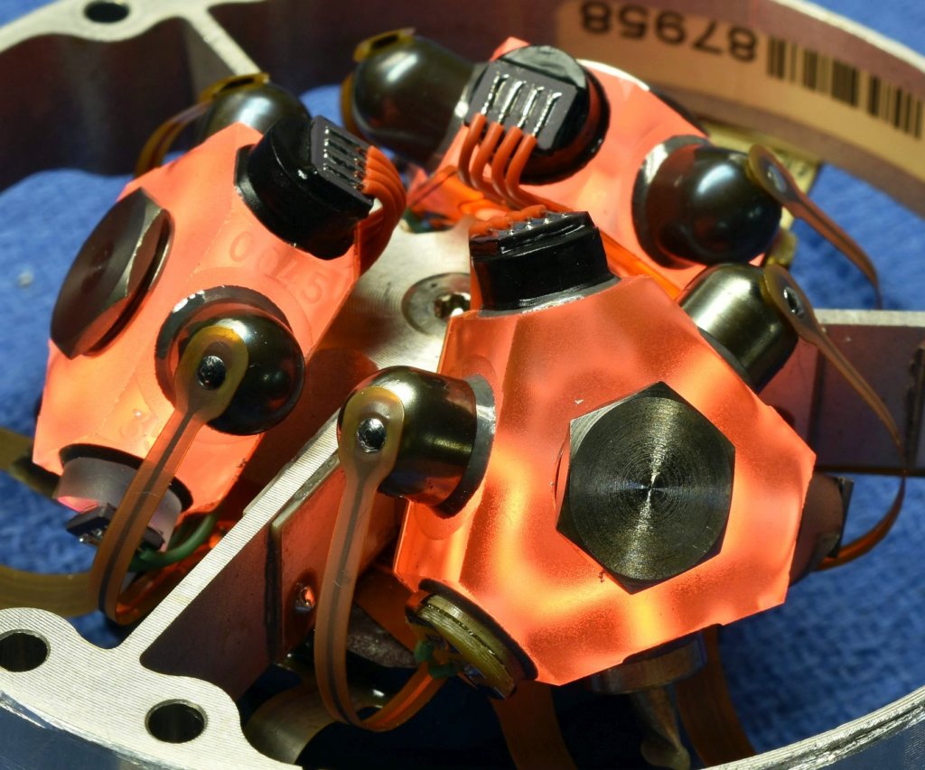 hg1700ag13gg1308_ring_laser_gyro_assembly_glowing4.jpg